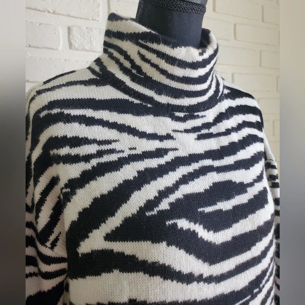 NWT Vera Moda Zebra Animal Print Turtleneck Sweater Size Medium - Picture 7 of 16